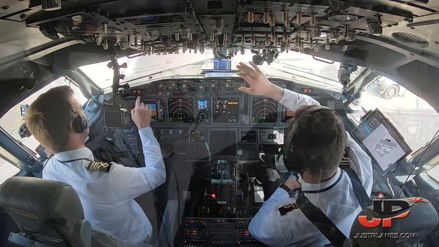 LOT Boeing 737-800 Landing & Takeoff at Olbia Sardinia?? смотреть онлайн
