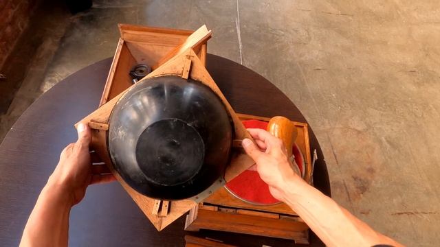 Редкий граммофон"Concert" фирмы "Pathe " с трубой из щеллака в крышке. смотреть онлайн