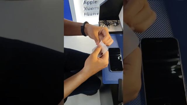 Процесс оклейки смартфона гидрогелевой плёнкой. смотреть онлайн
