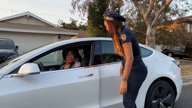 "ROOKIE COP IVANA MISBEHAVE" DAMNN TESLA DRIVERS!! смотреть онлайн