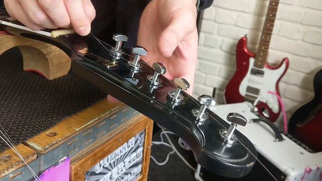 Monty's guide to restringing a Gibson Firebird, with Steinburger Gearless Tuners смотреть онлайн