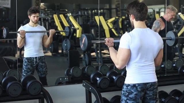 Подъем штанги на бицепс стоя|Разбор техники упражнений смотреть онлайн