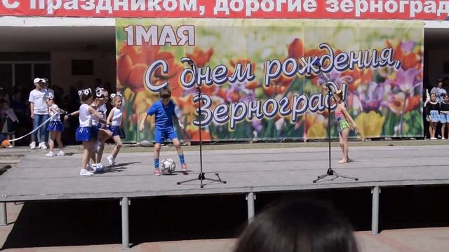 Зерноград. д/с Сказка. выступление 1 мая 2018 г.( день города)
