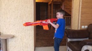 Nerf Game Aliens abduct dad  Нерф Игра Инопланетяне похитили папу Богдан пытается спасти