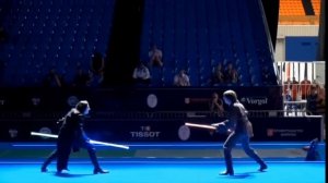 На чемпионате мира по фехтованию провели дуэль на световых мечах.