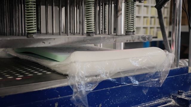 Экскурсия на производство товаров для сна. Перфорация подушки. смотреть онлайн