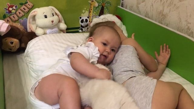 Вставай-ка сестрёнка и отправляйся в сад, а я тут полежу и в игрушки поиграю до твоего возвращения? смотреть онлайн
