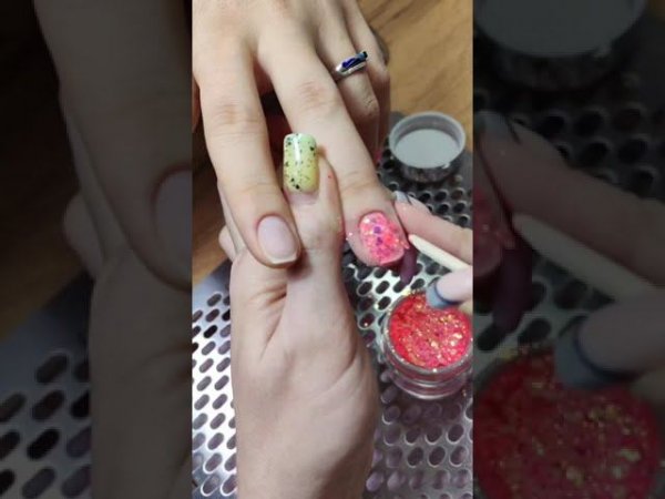 Работа дип-пудрой с крупными блестками.