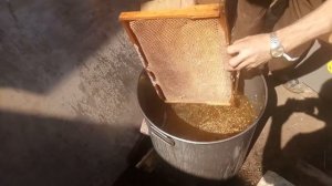 Второй способ освобождения рамок от старого меда