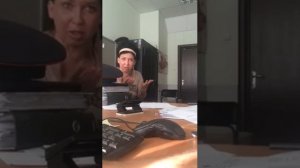 Баба пишет в отделении полиции заявку о краже телефона