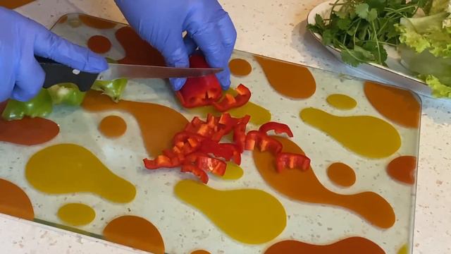 САЛАТ ИЗ ТУНЦА СО СВЕЖИМИ ОВОЩАМИ. смотреть онлайн
