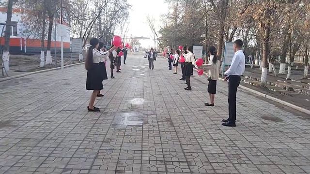 Ученики 11 х классов встречают учителей торжественно в честь ,,Дня Учителя,, смотреть онлайн