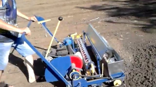 Посадка редиса весной в открытый грунт самоходной сеялкой «Шехирева» точного высева смотреть онлайн