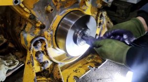 CAT15 часть17 коренные сальники коленвала(установка)