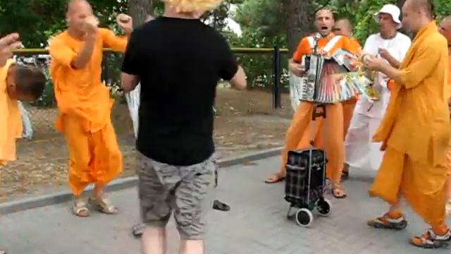 Прохожий танцует в парике смотреть онлайн