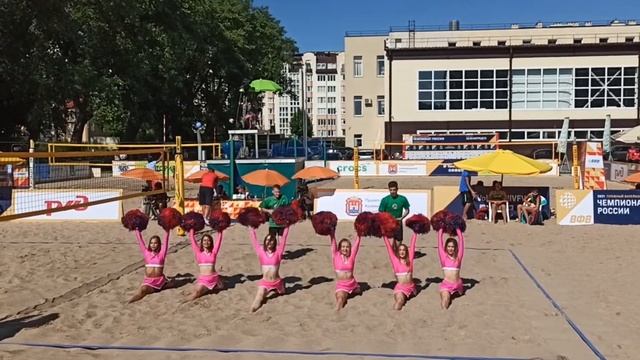 Группа поддержки на пляжном волейболе смотреть онлайн