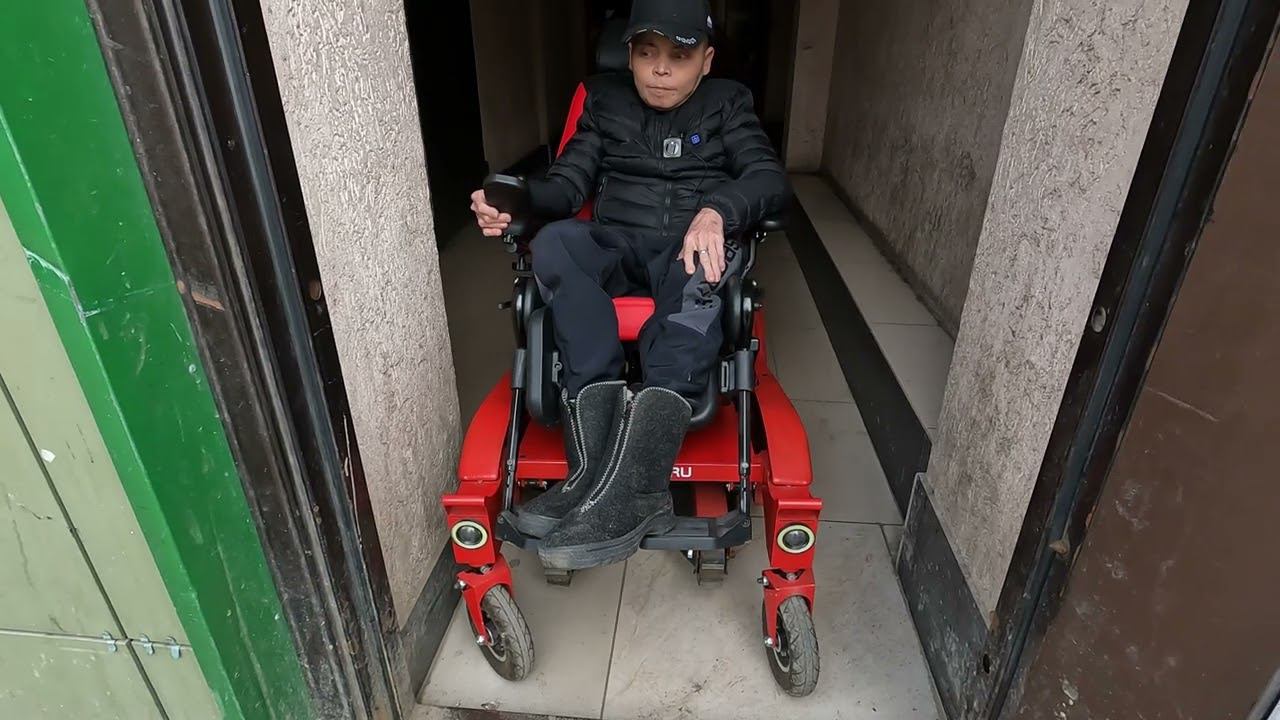 Кресло-коляска ступенькоход Caterwil GTS5 поехали по гулять смотреть онлайн