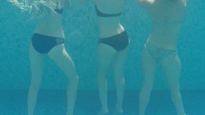 Девочки в бассейне