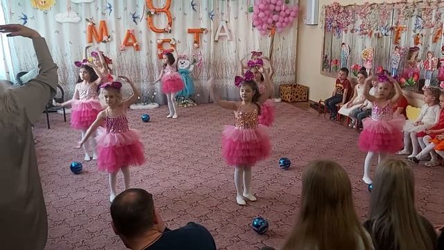 танец "кукла с шаром" папа подари мне..... смотреть онлайн