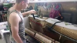 Как заменить колок на пианино