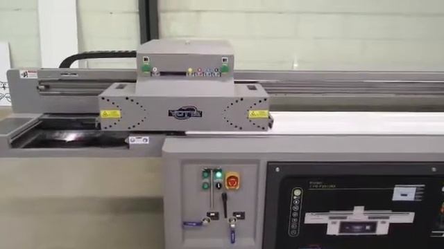 Широкоформатный принтер Yotta в действии смотреть онлайн