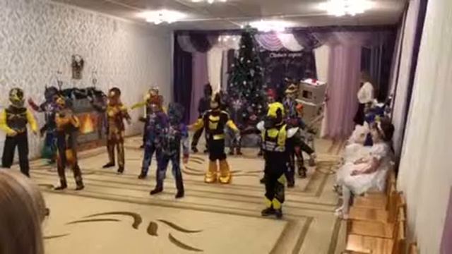 Заботливые родители смастерили сыну костюм своими руками))) смотреть онлайн