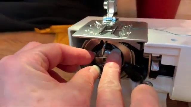 Threading a Sewing Machine SD 480p смотреть онлайн