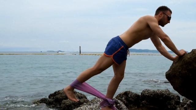 Упражнение на ягодицы с лентой. Отведение ноги. смотреть онлайн