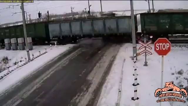 Авария на переезде. Поезд сошёл с рельс. смотреть онлайн