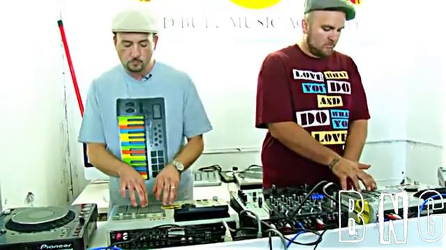 Akai MPC 2000XL Exile & Dj Day Live @ RedBull Beat Battle ... смотреть онлайн