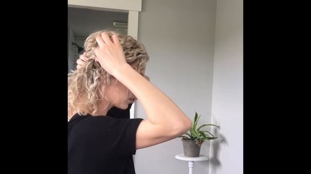 Naturally Wavy/Curly Hair Updo смотреть онлайн