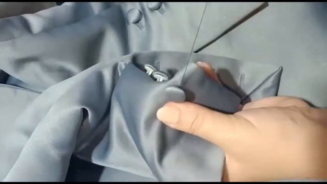 Пришивание пуговиц к рукаву пиджака