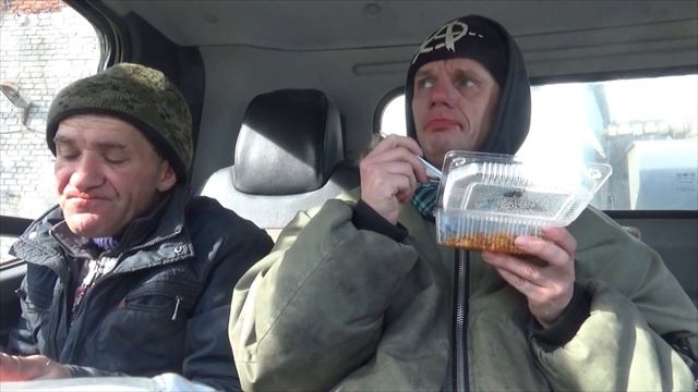 мукбанг обжор на работе с серёгой мусорщиком суп рыбный макороны с очень вкусным мясом и кампот