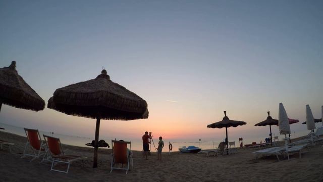 Многодетная мама встречает рассвет на море :) Редкие минуты отдыха :) Timelapse смотреть онлайн