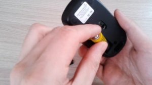 Видео: Как вставить батарейку в компьютерную мышку?