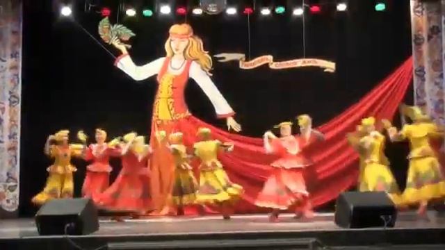 "Махонька" русский танец в исполнении Народного ансамбля танца "Рябинка", рук. Шириева Н.Ф. смотреть онлайн