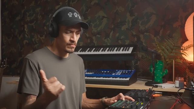 Hardware Only Deep House Music // Compact Creation with a Microphone смотреть онлайн