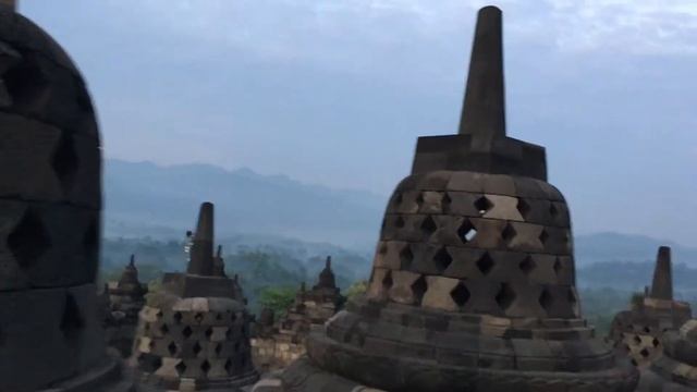 Борободур на индонезийском острове Ява. Самый большой буддийский храм (после Ангкор-Ват) в мире смотреть онлайн