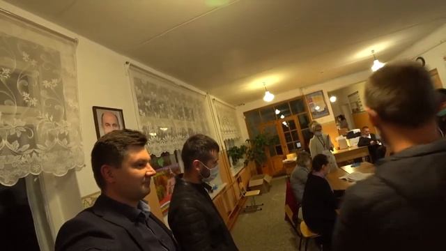 Неизвестные в спортивной одежде мешают работе наблюдателей УИК 64 Брянск смотреть онлайн