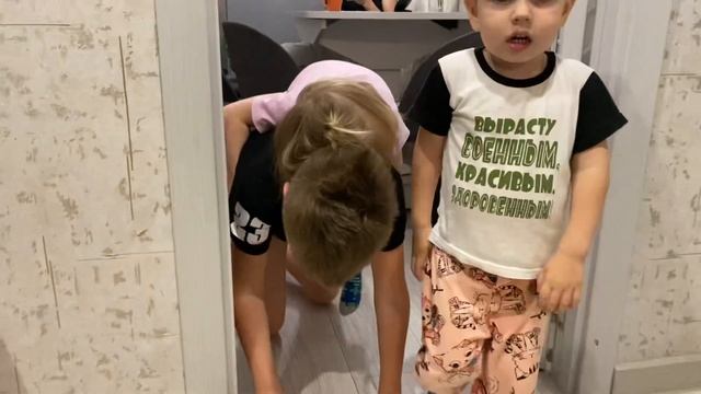 Братишка катает ?сестренку?? смотреть онлайн