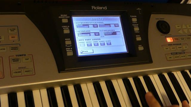 Feature-packed Roland E-60 Keyboard ...or is it a synth? смотреть онлайн