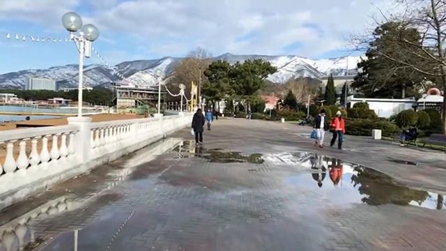 Геленджик, зима отменяется?…🔴 LIVE прогулка у моря, центр, 26.01.2022 смотреть онлайн