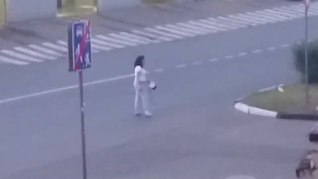 Пьяная баба чудит, пристает к мужикам смотреть онлайн