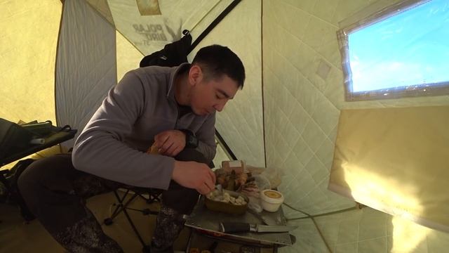 ОДИН НА ЛЬДУ. Шикарная рыбалка с домашним комфортом. На налима с ночёвкой .Выезд 1 смотреть онлайн