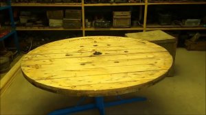 Стол с крутящейся столешницей - из катушки от кабеля.