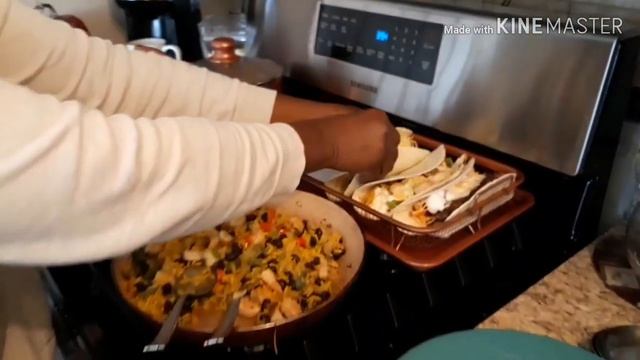 Let's cook shrimp and fish tacos! смотреть онлайн