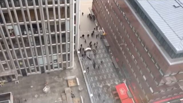 стокгольм грузовик и толпа людей 7 04 2017 7226363 r смотреть онлайн