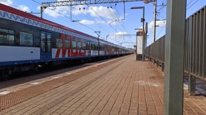 Инновационная новейшая городская электричка прибывает и отправляется по 1 пути в сторону Москвы.mp4