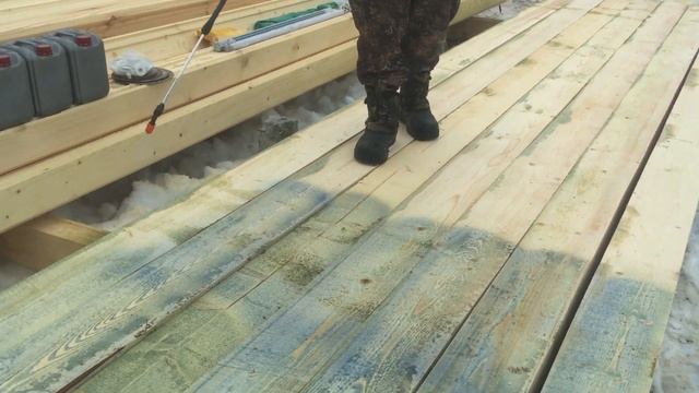 Обработка обвязочного венца антисептиком