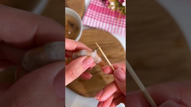 Лайфхак как быстро удалить кишечник из креветки ? смотреть онлайн